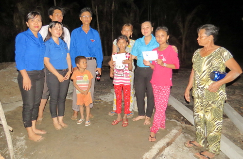 Động viên và hỗ trợ gia đình các em học sinh tại Long Phú